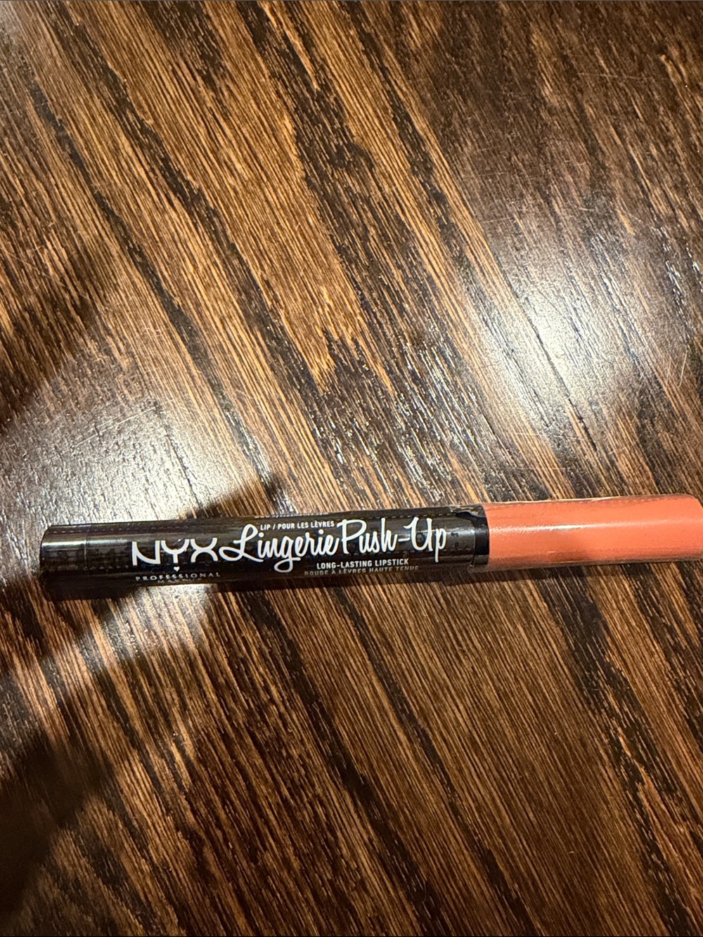NYX Lingerie Push-Up Lip Pencil silk indulgent